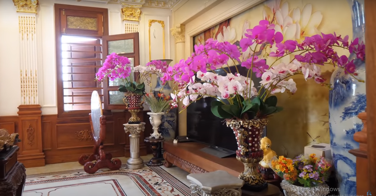 Trong căn biệt thự có nhiều chi tiết mạ vàng, mang đến cảm giác sang trọng và đẳng cấp.