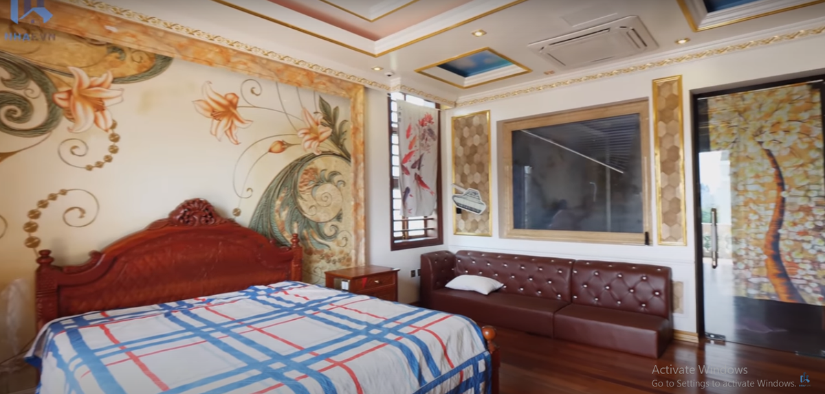 Một phòng ngủ khác với nội thất gỗ tự nhiên trên tầng 3.