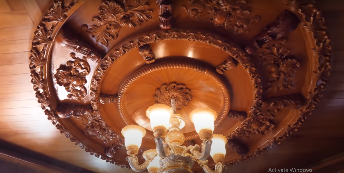 Tầng 2 gồm không gian sinh hoạt chung với trần nhà ốp gỗ tự nhiên và 3 phòng ngủ.