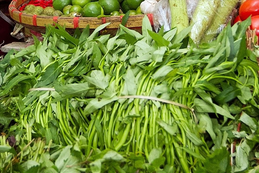 Thời điểm đắt, rau muống mới có giá lên tới 10.000 - 12.000 đồng/mớ. Ảnh: Lao động