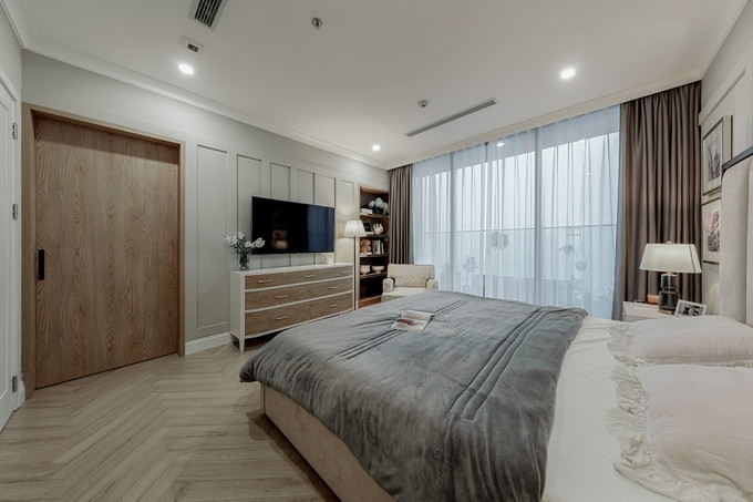 Giống như nhiều khu vực khác trong nhà, phòng ngủ sử dụng 3 tông màu chính là trắng - be - nâu, mang đến cảm giác rộng rãi và sáng sủa. Ảnh: Mousson Désign