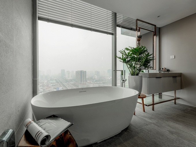 Phòng tắm cũng được thiết kế cửa kính. Từ bồn tắm có thể nằm thư giãn để ngắm nhìn bên ngoài. Ảnh: Mousson Désign