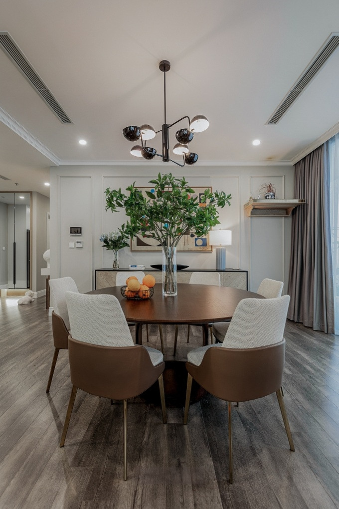 Là người bận rộn nên Nguyễn Đức Bình mong muốn được tận hưởng cảm giác thư thái, nhẹ nhàng khi về nhà. Vì vậy, anh yêu cầu căn nhà phải chỉn chu từng chi tiết nhỏ. Ảnh: Mousson Désign