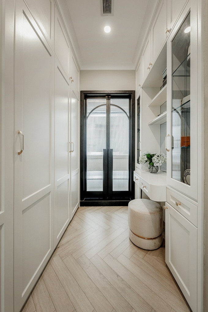 Tất cả đồ dùng trong căn nhà đều mang phong cách hiện đại. Ảnh: Mousson Désign