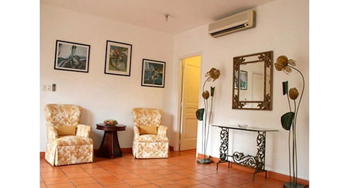 Các chi tiết trang trí cách điệu bằng sắt uốn mềm mại cùng nền gạch đỏ gợi nhớ tới những căn nhà biệt thự cũ ở Sài Gòn. Ảnh: Vietnamnet