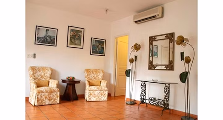 Các chi tiết trang trí cách điệu bằng sắt uốn mềm mại cùng nền gạch đỏ gợi nhớ tới những căn nhà biệt thự cũ ở Sài Gòn. Ảnh: Vietnamnet