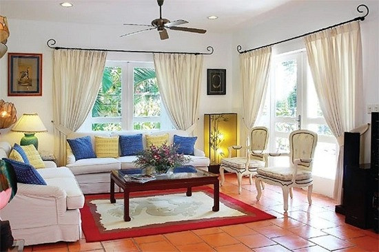 Phòng khách rộng rãi với thiết kế đơn giản nhưng sang trọng. Ảnh: Khám phá