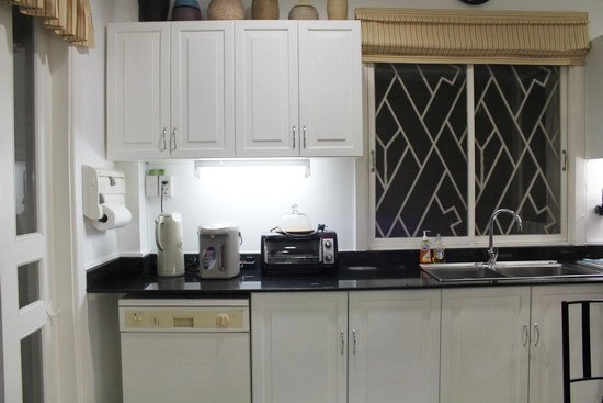 Phòng bếp đơn giản với tông trắng chủ đạo. Ảnh: Khám phá