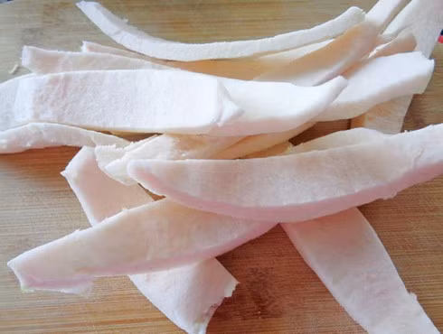 Bưởi là trái cây phổ biến ở Việt Nam. Trước kia, hầu hết người Việt chỉ ăn múi bưởi còn cùi bưởi hay vỏ bưởi đều bị vứt đi. Ảnh: Infonet