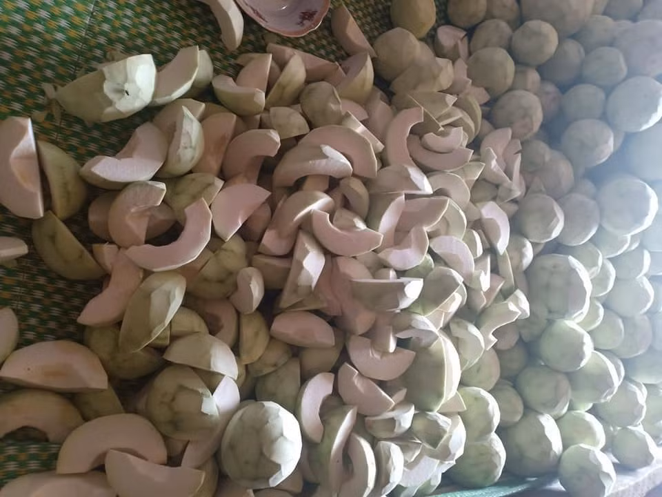 Vài năm gần đây, chè bưởi trở thành đặc sản được nhiều khách hàng ưa chuộng nên cùi bưởi - thứ phụ phẩm thường bị đổ bỏ thành mặt hàng hút khách. Ảnh: Vietnamnet