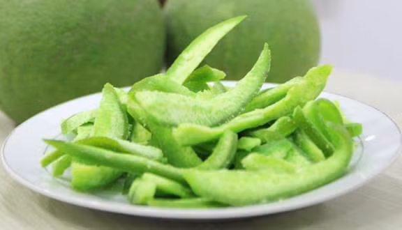 Còn tại Thái Lan, vỏ bưởi được chế biến thành món đặc sản mứt bưởi rất nổi tiếng. Ảnh minh hoạ