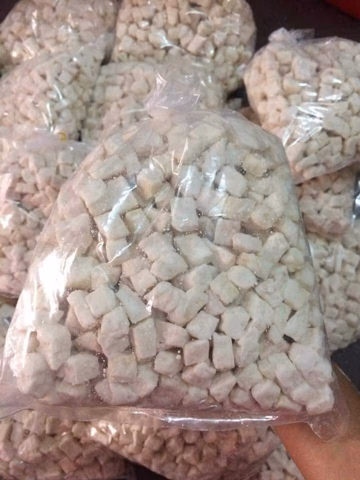 Cụ thể, cùi bưởi sên sẵn có giá khoảng 120.000 đồng/kg, cùi bưởi vắt khô giá 100.000 đồng/kg. Ảnh: Vietnamnet