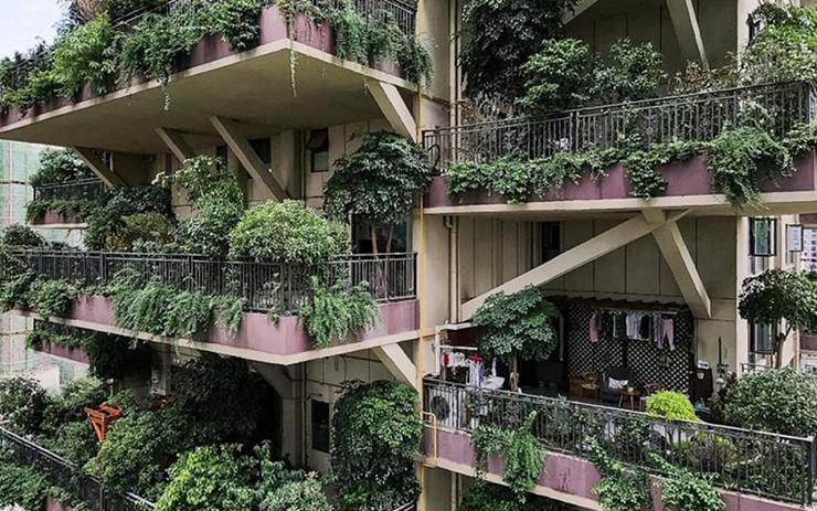 Việc phủ xanh ban công do bộ phận kỹ thuật chuyên trách phụ trách. Ngoài ra, tòa nhà còn có hệ thống tưới nhỏ giọt và tưới phun mưa tự động được thiết kế trong lớp đất phủ để đảm bảo sự sống của cây cối.