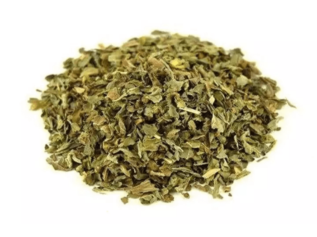 Lá đu đủ đực sấy khô được rao bán 100.000 đồng/kg. Ảnh: Farm24