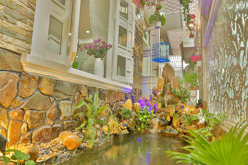 Yêu thích thiên nhiên nên nữ ca sĩ thiết kế một hồ cá ngay trước lối ra vào. Ảnh: Vietnamnet