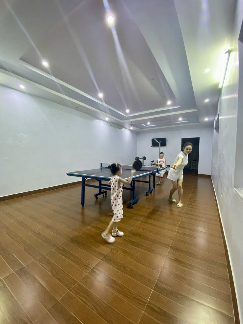 Trong nhà còn có phòng thể thao, rèn luyện sức khỏe của cả gia đình. Ảnh: FBNV