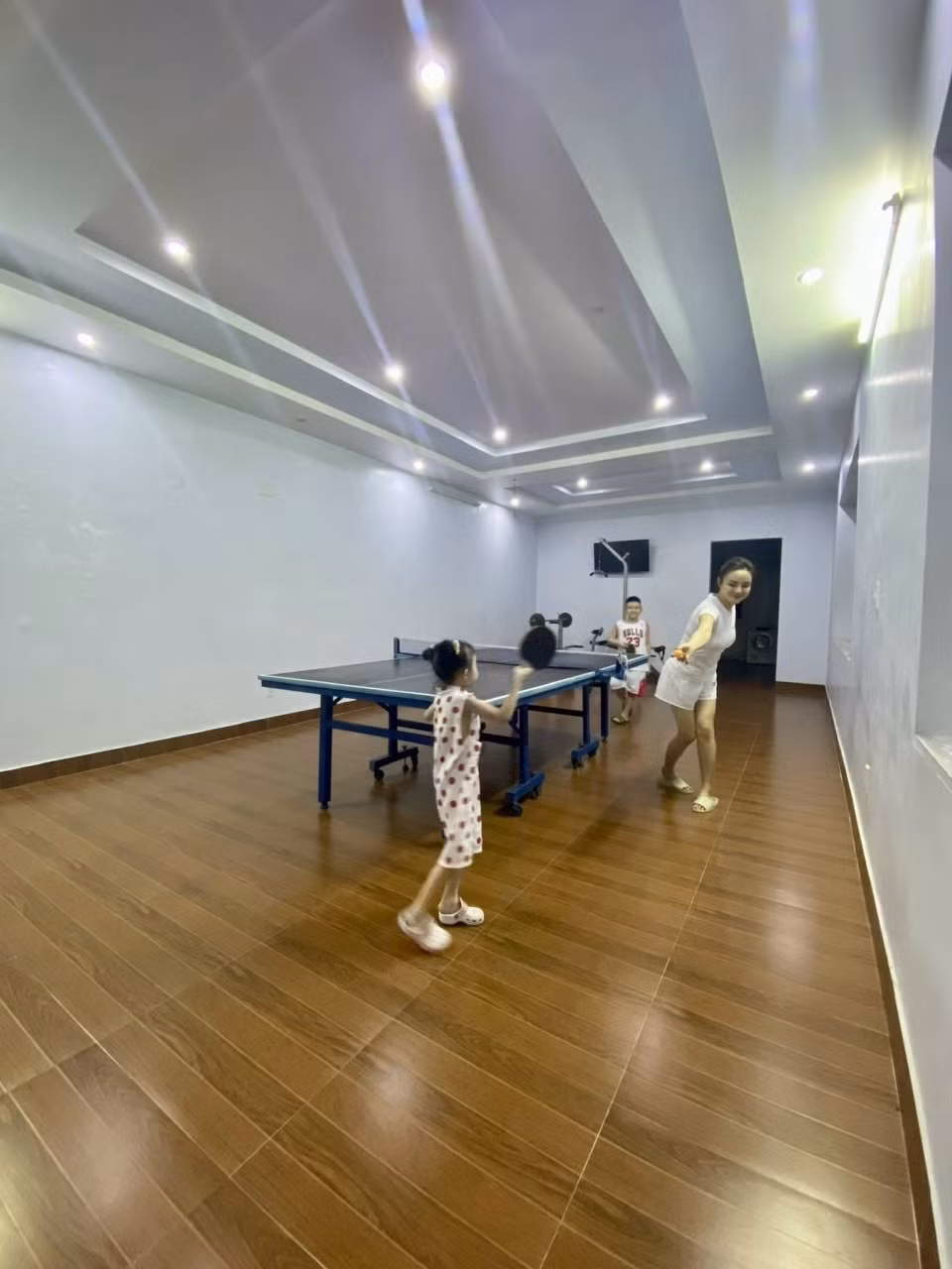 Trong nhà còn có phòng thể thao, rèn luyện sức khỏe của cả gia đình. Ảnh: FBNV