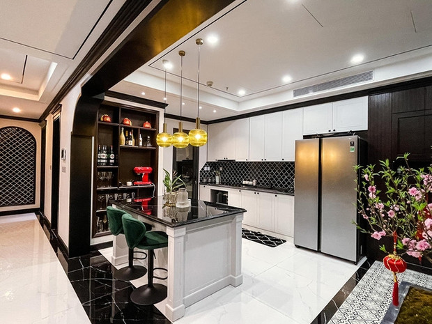 Phòng bếp đơn giản nhưng đầy đủ trang thiết bị với bàn đảo, tủ rượu, chỗ để nguyên liệu làm bánh...