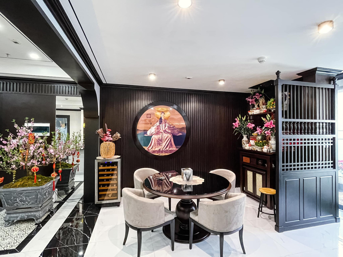 Khu vực thờ cũng được ngăn cách với không gian bên ngoài bằng vách ngăn gỗ để đảm bảo sự tôn nghiêm.