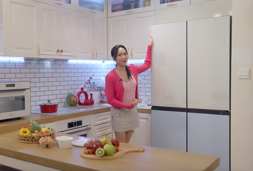 Phòng bếp thiết kế mở, nhỏ gọn nhưng đầy đủ tiện nghi. Ảnh chụp màn hình