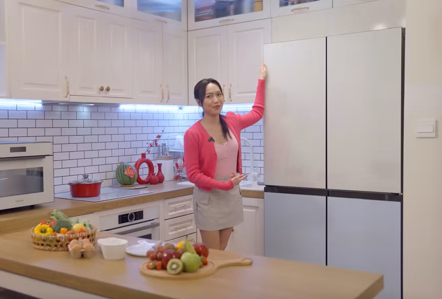 Phòng bếp thiết kế mở, nhỏ gọn nhưng đầy đủ tiện nghi. Ảnh chụp màn hình