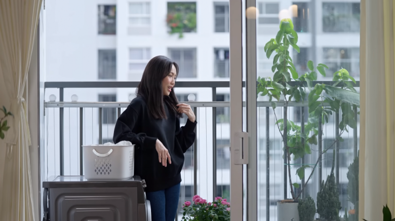 Tại đây, Diệu Nhi - Anh Tú đặt máy giặt và trồng một vài chậu cây cảnh để tô điểm thêm cho không gian sống. Ảnh chụp màn hình