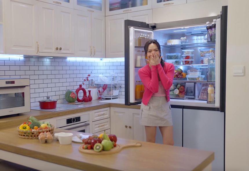 Các đồ nội thất từ nồi cơm điện, lò nướng, tủ lạnh... đều có màu đồng điệu, mang đến cảm giác rộng rãi. Ảnh chụp màn hình