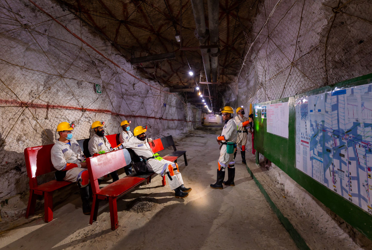 Ở gần tâm Trái đất, nhiệt độ bên trong mỏ vàng Mponeng lên tới 140 độ F. Để chống lại điều này và giữ nhiệt cho công nhân nấu ăn, công ty bơm một lượng nước đá trộn với muối xuống từ bề mặt, sử dụng quạt thổi không khí lên trên băng, tạo ra hệ thống thời tiết bên trong mỏ. Ảnh: Harmony