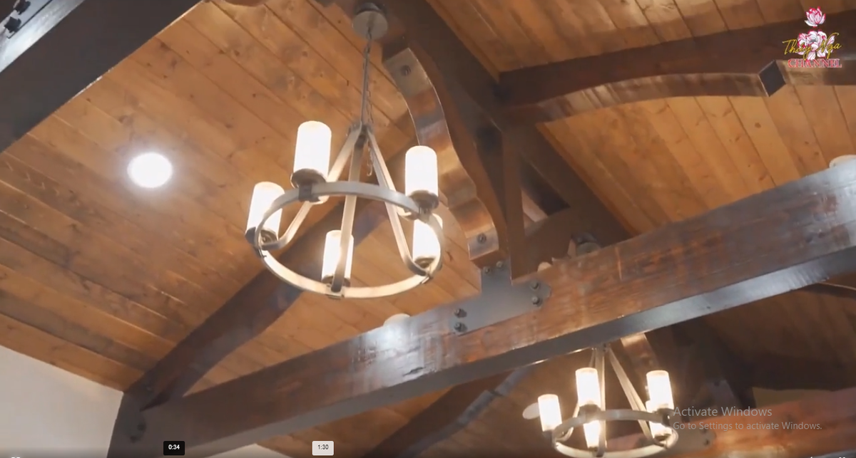 Trên trần nhà trang trí nhiều đèn bắt mắt.