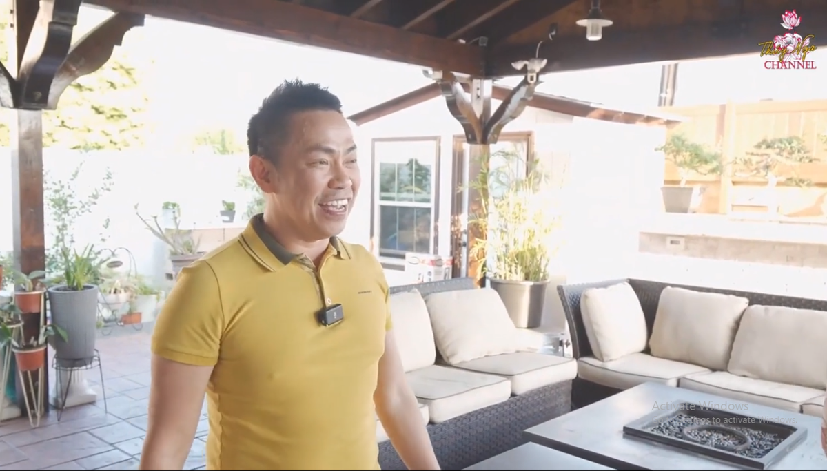 Tại đây có cả hồ bơi và khu nướng BBQ đầy tiện nghi, nơi anh mời bạn bè tới mở tiệc.