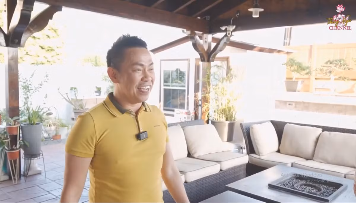 Tại đây có cả hồ bơi và khu nướng BBQ đầy tiện nghi, nơi anh mời bạn bè tới mở tiệc.