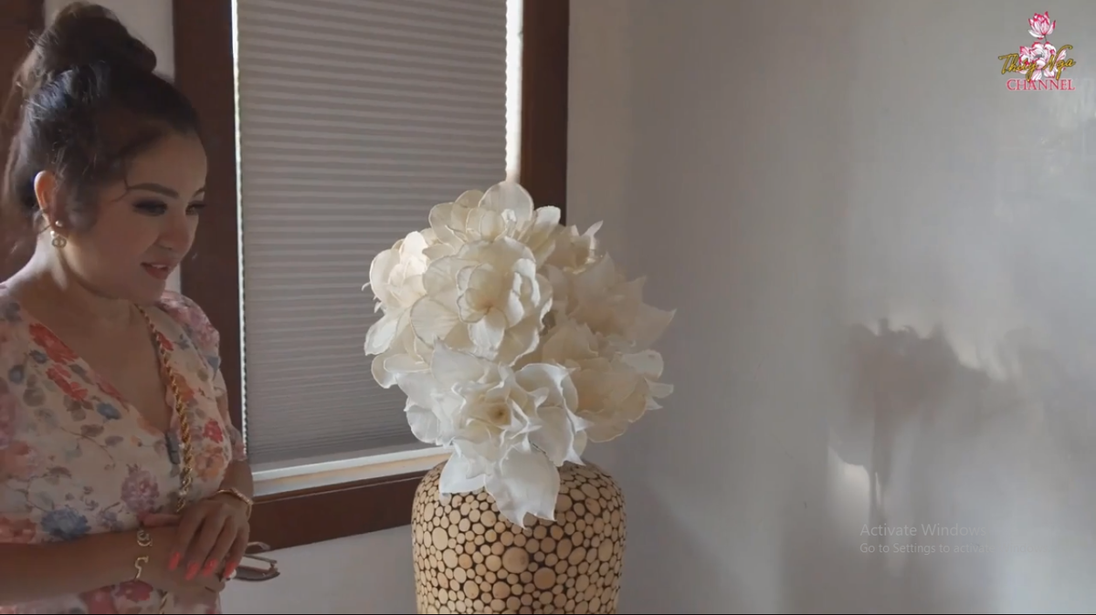 Bên trong căn nhà rộng rãi, khoảng 300 mét vuông, với nhiều gian phòng khác nhau.