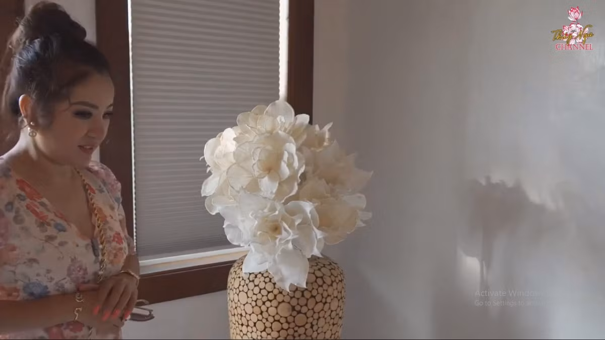 Bên trong căn nhà rộng rãi, khoảng 300 mét vuông, với nhiều gian phòng khác nhau.