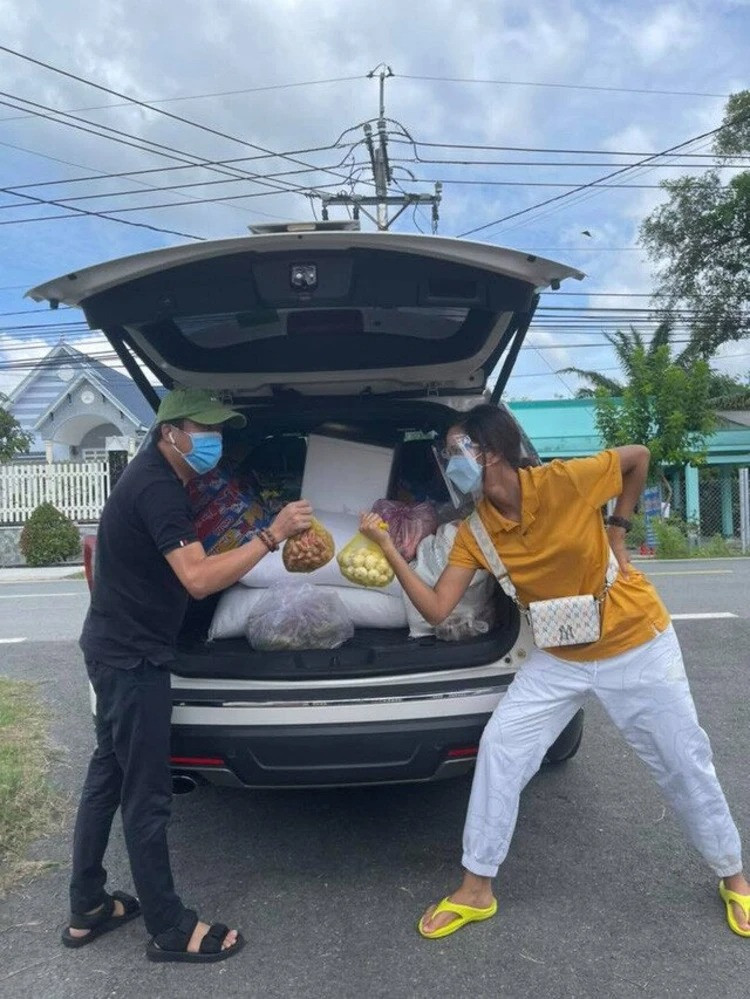 Xế hộp được hoa hậu H’Hen Niê sử dụng trong các chuyến thiện nguyện là mẫu Ford Explorer có giá bán niêm yết từ 2 tỷ đồng. Ảnh: Instagram