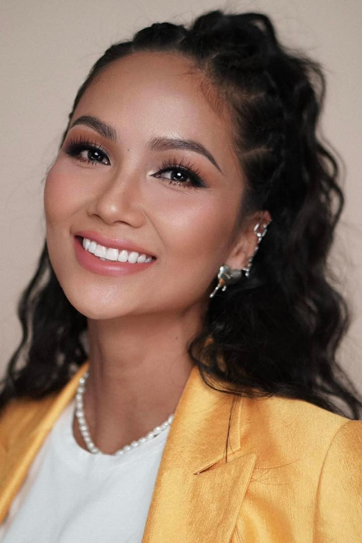 Từ ngày đăng quang Hoa hậu Hoàn vũ, H'Hen Niê phủ sóng trên khắp "mặt trận". Không chỉ đắt show đóng quảng cáo, làm gương mặt đại diện thương hiệu, các event cũng săn đón nàng hậu nhiệt tình. Ảnh; FBNV