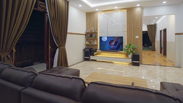 Căn nhà được thiết kế theo phong cách hiện đại, đều ốp gạch chân tường lên cao hơn 1m để tránh đất đỏ bám vào. Ảnh: Vietnamnet