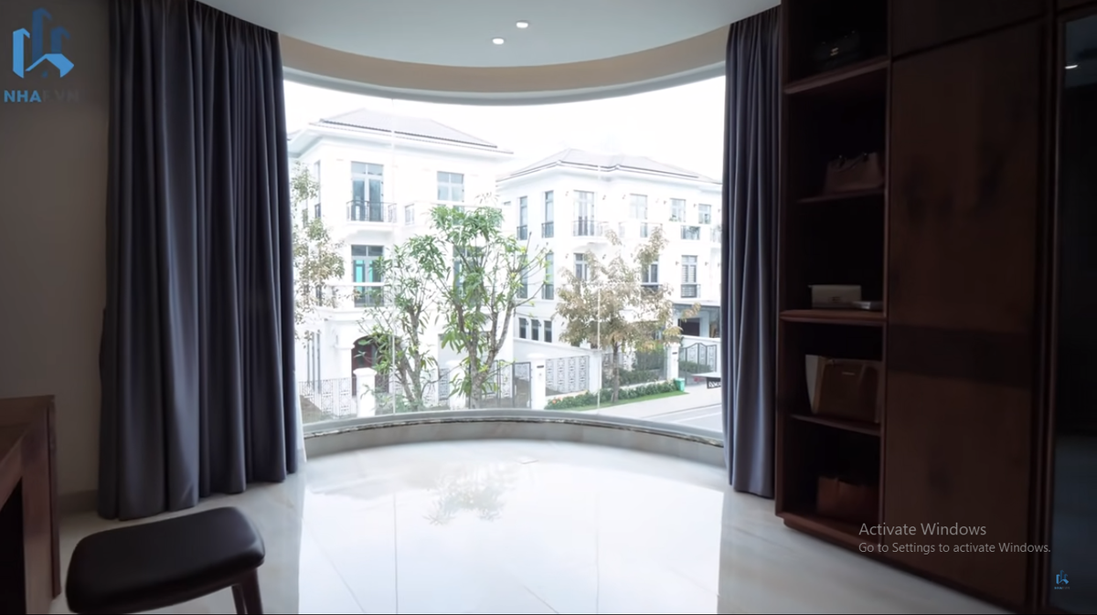 Hệ cửa kính cong giúp gia chủ có thoải mái ngắm cảnh bên ngoài từ phòng ngủ.