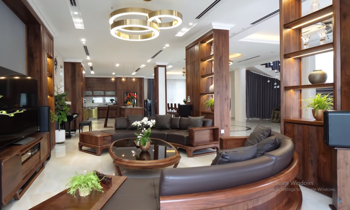 Phòng khách là điểm nhấn chính của tầng 1 với bộ sofa cong đúng với phong cách chủ đạo của công trình.