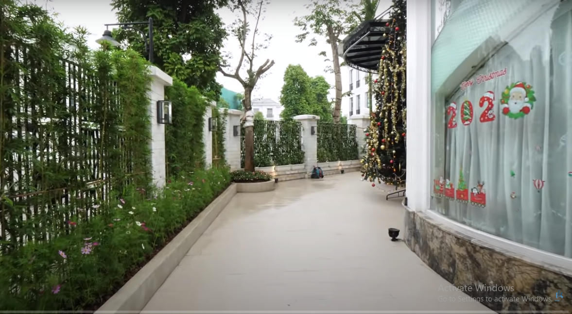 Phần xây dựng chỉ khoảng 180m2, còn lại là không gian dành cho cảnh quan sân vườn.