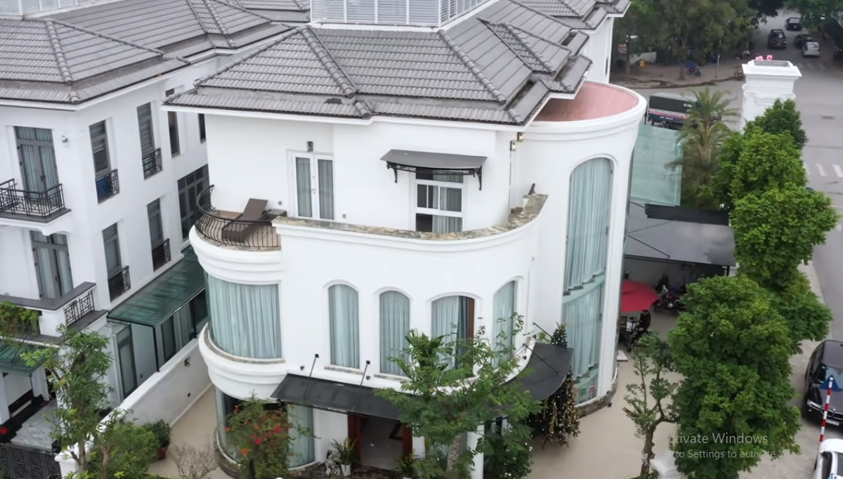 Đáng chú ý, nghệ thuật đường cong được sử dụng xuyên suốt từ ngoài vào đến không gian nội thất bên trong biệt thự.