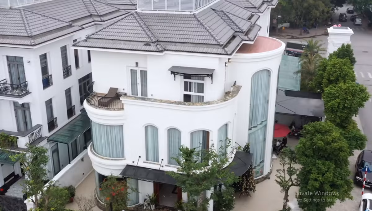 Đáng chú ý, nghệ thuật đường cong được sử dụng xuyên suốt từ ngoài vào đến không gian nội thất bên trong biệt thự.