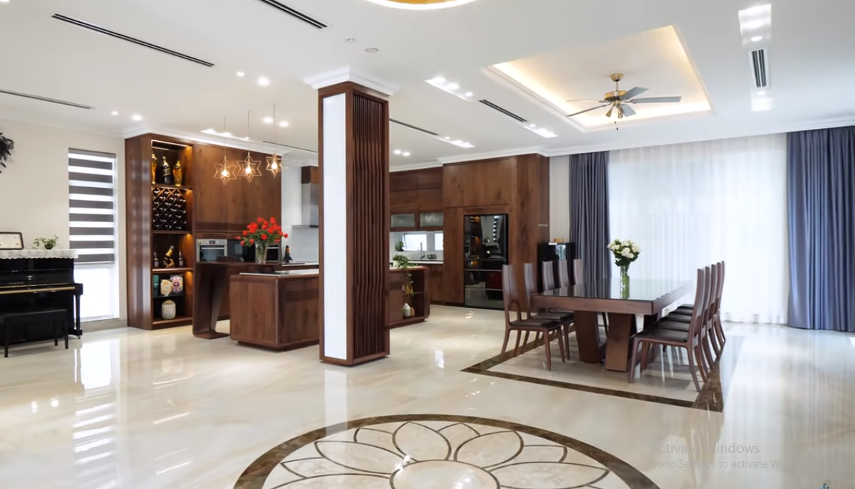 Toàn bộ 180m2 ở tầng 1 không có tường ngăn để tạo không gian mở, từ phòng khách chuyển tiếp sang khu bếp và phòng ăn.