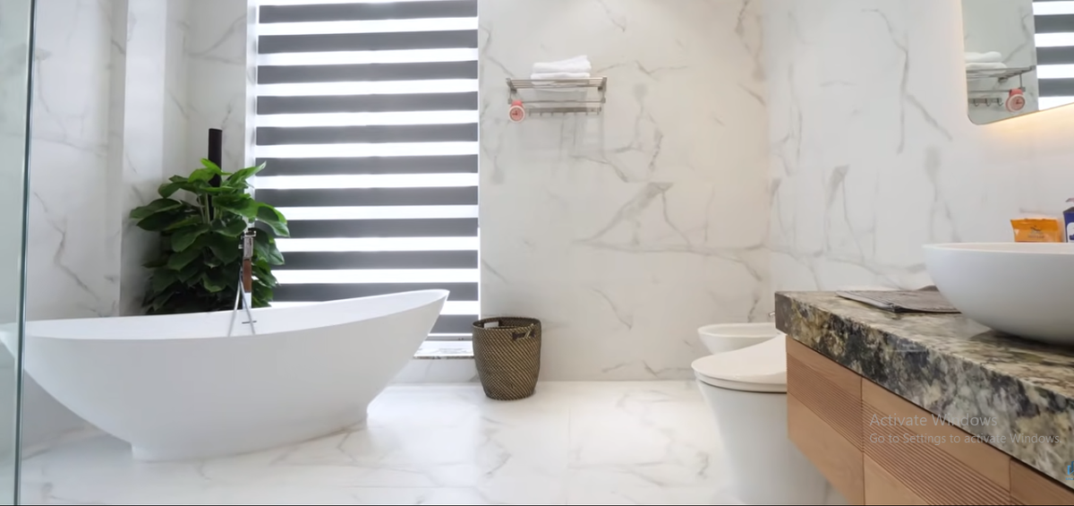 Phòng tắm rộng tới hơn 20m2. Nguồn ảnh: chụp màn hình NhaF