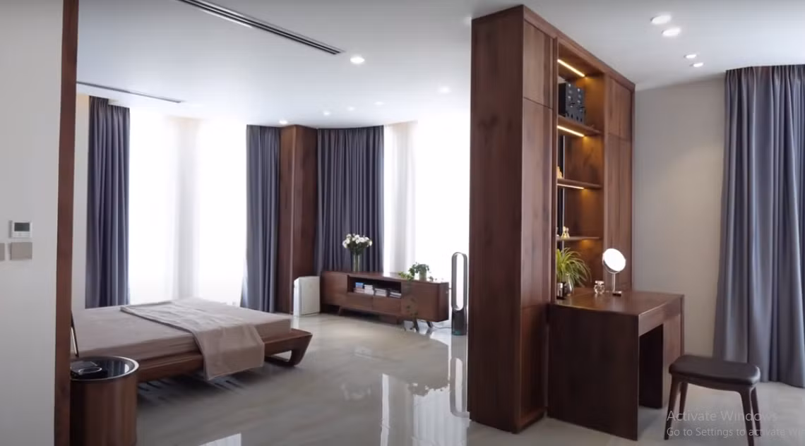 Trong đó, phòng ngủ master rộng hơn 70m2, tương đương một căn hộ.