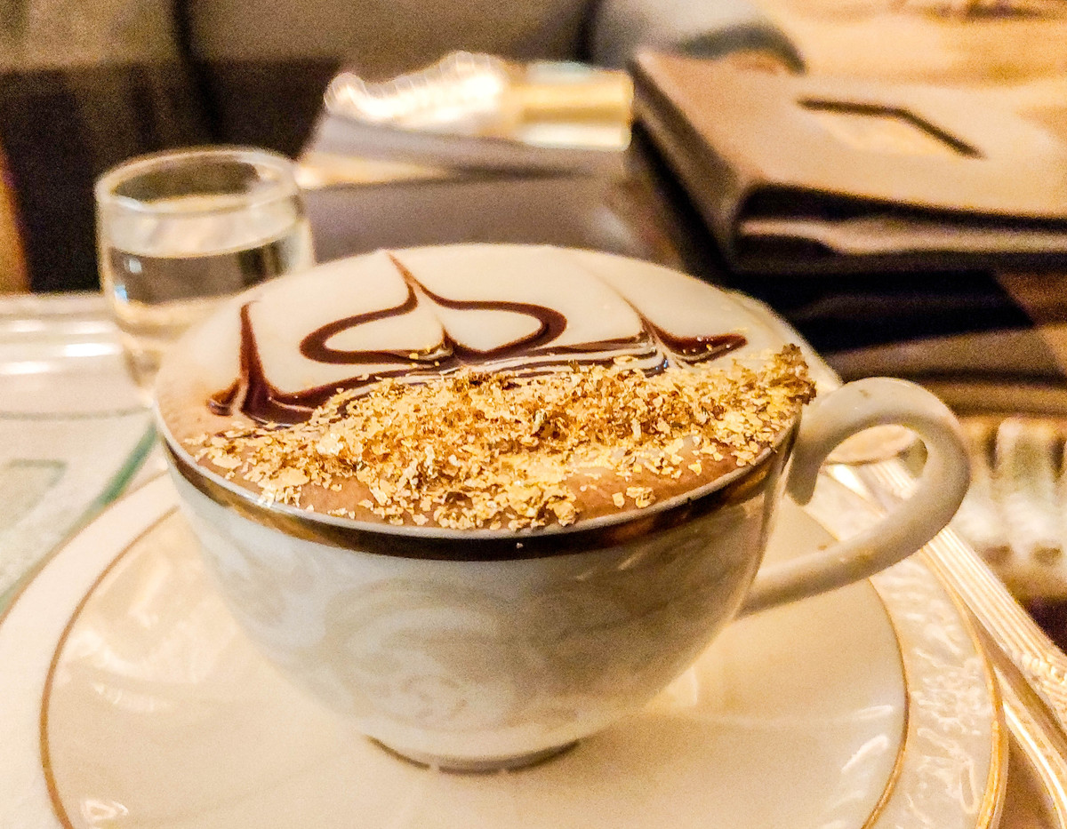 Ở bất cứ dâu trong khách sạn cũng có thể thấy lá vàng.