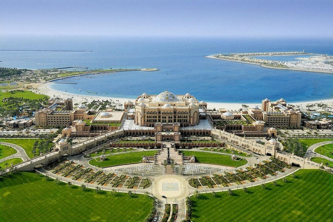 Với mức giá 3 tỷ USD, Emirates Palace ở Abu Dhabi được cho là khách sạn đắt nhất được xây dựng khi khai trương vào năm 2005.