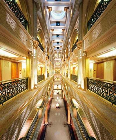 Ước tính, một mét vuông trần nhà cần khoảng 50 lá vàng bao phủ, với chi phí xấp xỉ 100 USD. Dù không tiết lộ chính xác chi phí, nhưng dựa trên tính toán của CNN, họ chi khoảng 130.000 USD cho lá vàng mỗi năm.