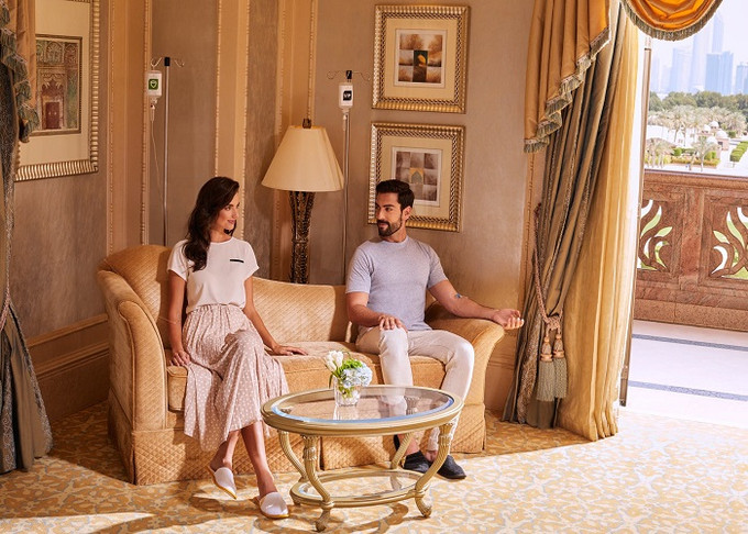 Mỗi khách ở trong phòng sẽ có một chiếc máy tính bảng để điều khiển mọi thứ trong phòng, rất thông minh. Nguồn ảnh: CNN