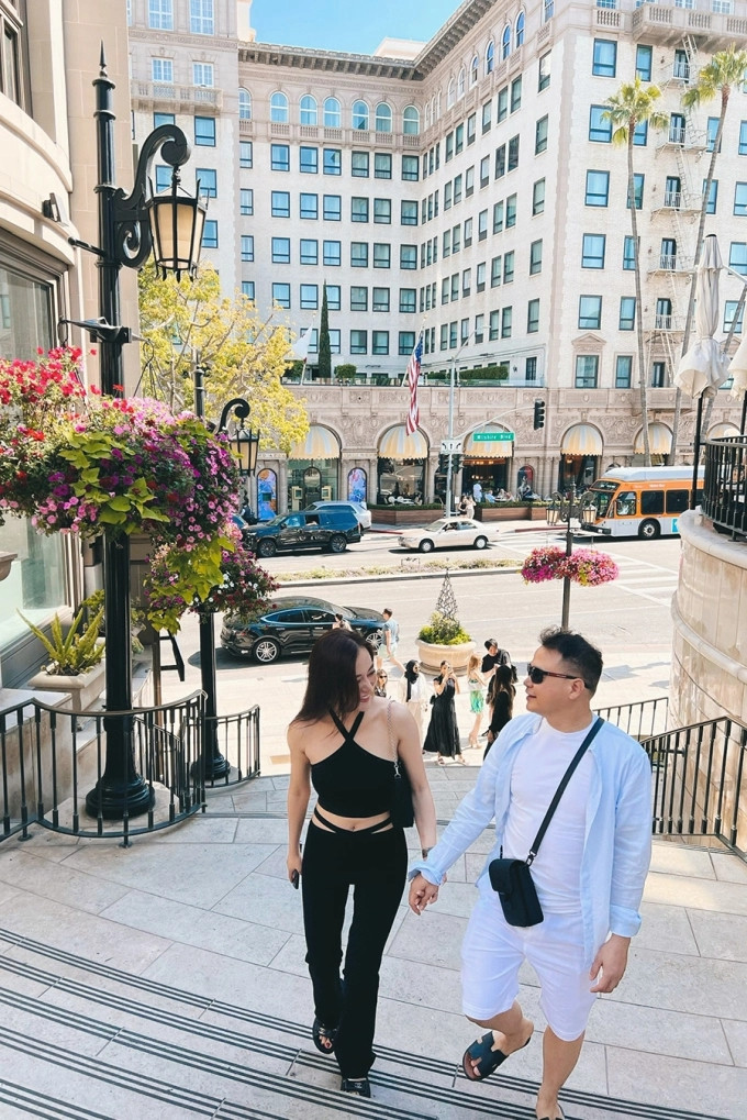 Không chỉ dành nhiều thời gian cho hoạt động giải trí, đăng tải nhiều hình ảnh vui chơi, du lịch, Shark Bình còn là một ông chồng cực cưng chiều vợ. Ảnh: FBNV