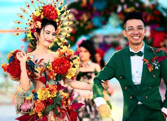 "Mina yêu dấu" là câu từ ngọt ngào mà đại gia Minh Nhựa thường dành cho người vợ hai của mình. Dù đã kết hôn hơn 10 năm song cặp đôi này vẫn sẵn sàng nắm tay, tạo dáng chụp hình. Ảnh: FBNV